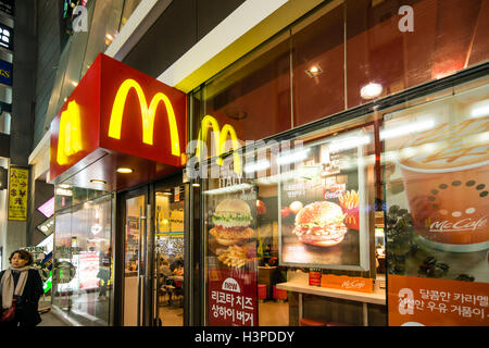 McDonald's restaurant fast food dans Myeong-dong, Séoul, Corée Banque D'Images