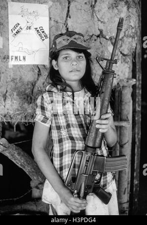 CHALATENANGO, EL SALVADOR, février 1984 : - dans le FPL Les zones de contrôle - une jeune fille est titulaire d'un fusil M16. Banque D'Images