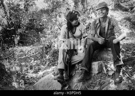 CHALATENANGO, EL SALVADOR, février 1984 : - dans le FPL Les zones de contrôle. Un chasseur blessé FPL avec un ami. Banque D'Images