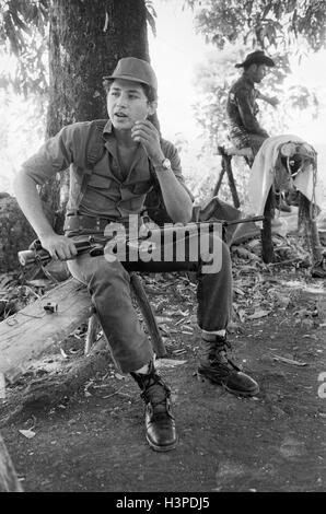 CHALATENANGO, EL SALVADOR, février 1984 : - dans le FPL Les zones de contrôle d'un chasseur de FPL en faisant une pause. Banque D'Images