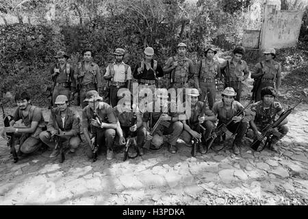 CHALATENANGO, EL SALVADOR, février 1984 : - dans le FPL Les zones de contrôle - Un groupe de combattants de la FPL Banque D'Images