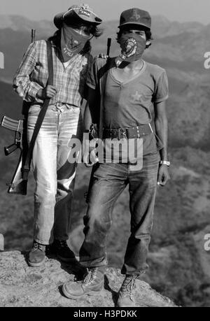 CHALATENANGO, EL SALVADOR, février 1984 : - dans le FPL Les zones de contrôle - deux combattants FPL à la recherche sur les montagnes de Chalatenango. Banque D'Images