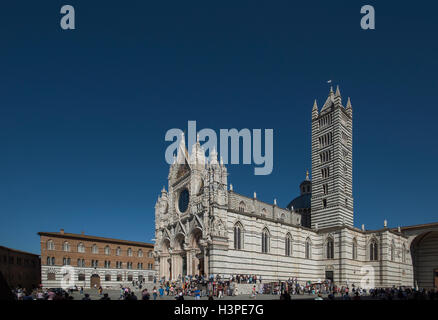 Sienne, Toscane, Italie. Septembre 2016 Le Duomo ou cathédrale, vue extérieure. Banque D'Images