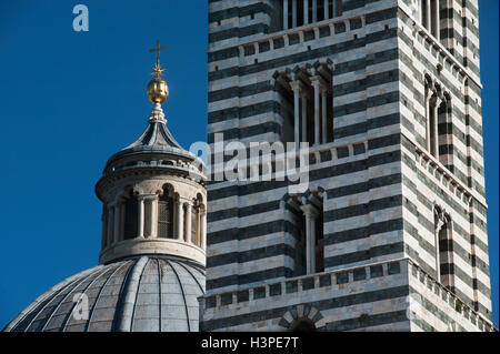 Sienne, Toscane, Italie. Septembre 2016 Le Duomo ou cathédrale, vue extérieure. Banque D'Images