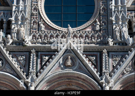 Sienne, Toscane, Italie. Septembre 2016 Le Duomo ou cathédrale, vue extérieure. Banque D'Images