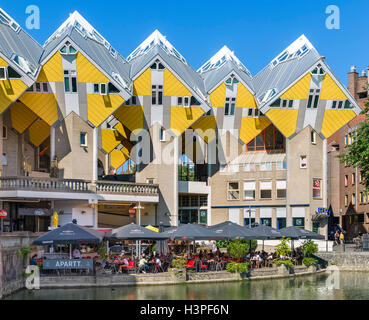 Maisons Cube (Kubuswoningen) vu de l'Oude Haven (vieux port), Blaak, Rotterdam, Pays-Bas Banque D'Images