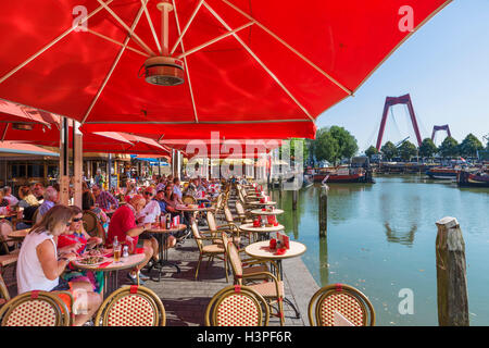 Le restaurant en front de mer dans l'Oude Haven (vieux port), Rotterdam, Pays-Bas Banque D'Images