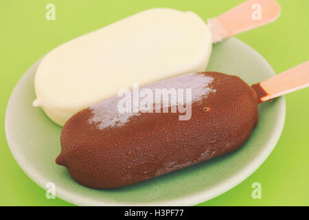 Deux glace chocolat sucettes glacées. Brown et le chocolat blanc. Banque D'Images
