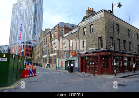 Rangée de vieux entrepôts et magasins construction site corner Crispin et Brushfield Street ancienne terrasse contrastées et nouveaux bâtiments à Londres Spitalfields Banque D'Images