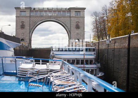 UGLICH, Russie - le 19 juillet 2016 : bateau en passerelle navigables d'Ouglitch station d'énergie hydroélectrique sur la rivière Volga, Ouglitch, Russie Banque D'Images