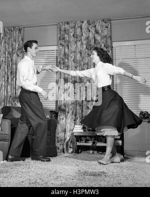 Années 1950, TEEN BOY JITTERBUG pour danser le rock and roll MUSIC DANS LA SALLE DE SÉJOUR Banque D'Images