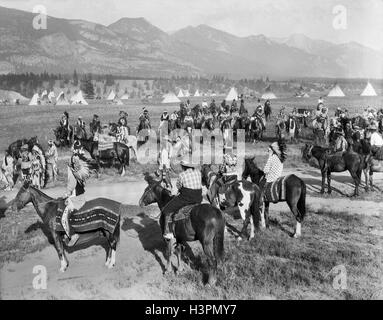 Années 1920, GRAND GROUPE DE Pieds-noirs RÉUNION PAR VILLAGE SUR L'BRITISH COLUMBIA CANADA Banque D'Images