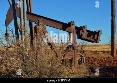 Rustique vieux abandonner obsolètes bien d'huile de la pompe de forage dans les terres rurales désolées, Arizona, États-Unis d'Amérique Banque D'Images