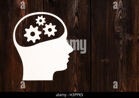 Tête de papier avec l'intérieur de roues dentées. Résumé de l'image conceptuelle, copyspace Banque D'Images