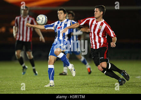 James Lloyd de Colchester efface de Frankie de Curley - Colchester United vs Hornchurch Hornchurch AFC - Essex Senior Cup 4ème tour football au stade communautaire Maisons Weston - 06/12/11 Banque D'Images