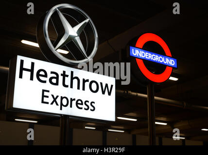 Heathrow Terminal 2, les indications pour le métro et le train Heathrow Express Banque D'Images