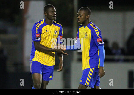 Romford célèbrent leur premier but inscrit par Abs Seymour (L) - Heybridge Swifts vs Romford - Ryman League Division One North au football Scraley Road, Heybridge, Essex - 04/11/14 Banque D'Images