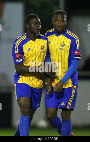 Romford célèbrent leur premier but inscrit par Abs Seymour (L) - Heybridge Swifts vs Romford - Ryman League Division One North au football Scraley Road, Heybridge, Essex - 04/11/14 Banque D'Images