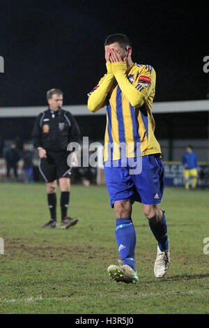 Le désespoir pour Michael Sammut de Romford comme sa soudaine-peine de mort est enregistré - Romford vs Barking - Essex Senior Cup 4ème tour foot à Ship Lane, Thurrock FC - 05/12/12 Banque D'Images