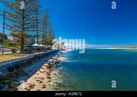CALOUNDRA, AUS - Aug 13 2016 : Eau chaude journée ensoleillée à Calundra Kings Beach, Queensland, Australie Banque D'Images