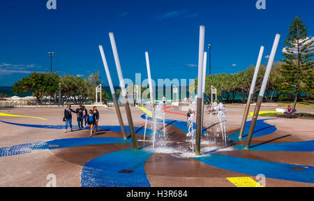 CALOUNDRA, AUS - Aug 13 2016 : Eau chaude journée ensoleillée à Calundra Kings Beach, Queensland, Australie Banque D'Images
