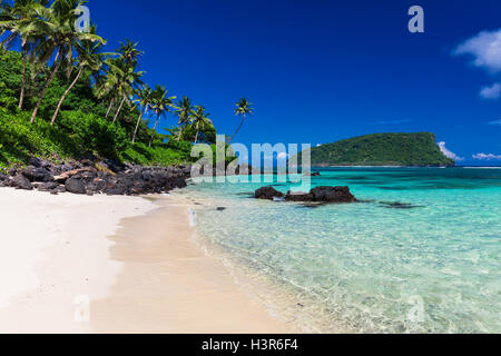 Plage de Lalomanu tropicaux sur l'Île de Samoa américaines avec des cocotiers Banque D'Images