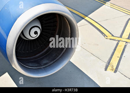 Grande hélice d'avion détail du moteur sur la piste Banque D'Images