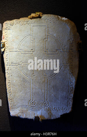 Monument en pierre de pierre tombale afficher la pièce musée exposition Monastère Clonmacnoise Irlande RM Offaly Banque D'Images