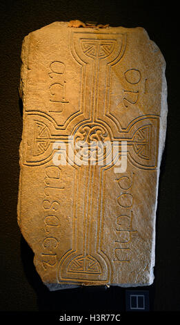 Monument en pierre de pierre tombale afficher la pièce musée exposition Monastère Clonmacnoise Irlande RM Offaly Banque D'Images