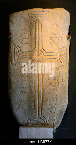 Monument en pierre de pierre tombale afficher la pièce musée exposition Monastère Clonmacnoise Irlande RM Offaly Banque D'Images