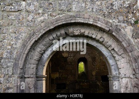 Porte de pierre ornée de Clonmacnoise établissement monastique arch monument en pierre sculpté religion religieux Monastère Offaly Irlande RM Banque D'Images