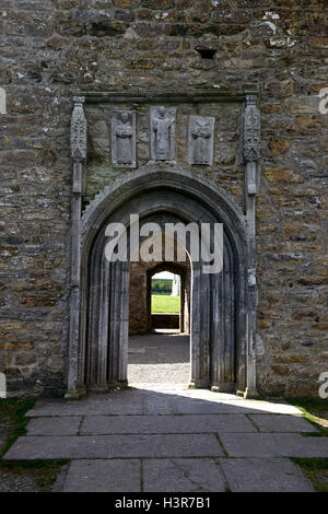 Porte de pierre ornée de Clonmacnoise établissement monastique arch monument en pierre sculpté religion religieux Monastère Offaly Irlande RM Banque D'Images