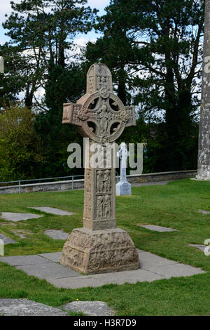 Clonmacnoise high cross règlement monastique monument en pierre sculpté religion religieux Monastère Offaly Irlande RM Banque D'Images