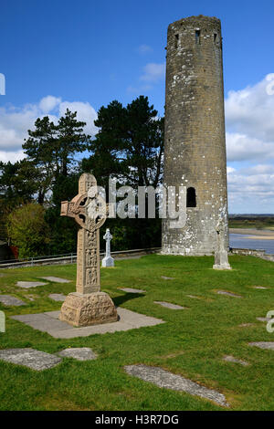 Clonmacnoise High Cross établissement monastique tour ronde en pierre de monument religion religieux Monastère Offaly Irlande RM Banque D'Images