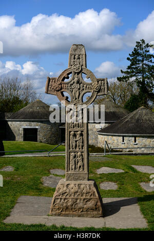 Établissement Monastique Clonmacnoise High Cross high cross monument en pierre sculpté religion religieux Monastère Offaly Irlande RM Banque D'Images