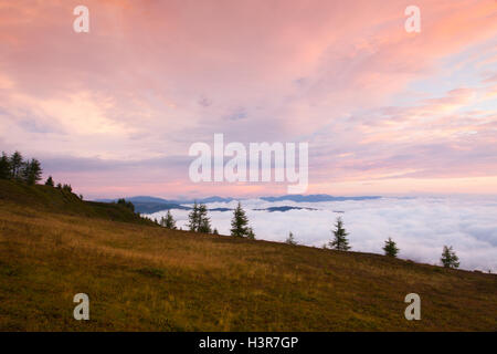 Matin incroyable dans les mat Gerlitzen en Autriche.météo inverse et vue sur les montagnes de Slovénie. Banque D'Images