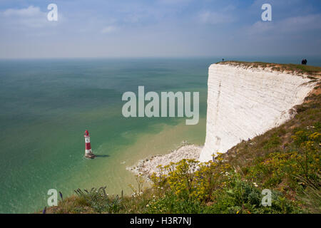 Les falaises de craie blanche et vue aérienne de l'Beachy Head Lighthouse, Eastbourne, East Sussex, Angleterre Banque D'Images