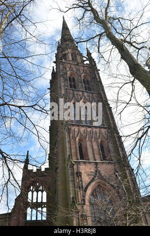 La tour des ruines de la cathédrale de Coventry Banque D'Images