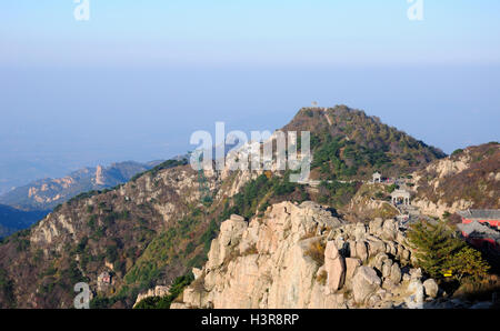 Le sommet du mont tai ou de Taishan, dans la province de Shandong dans un ciel ensoleillé morming. Banque D'Images