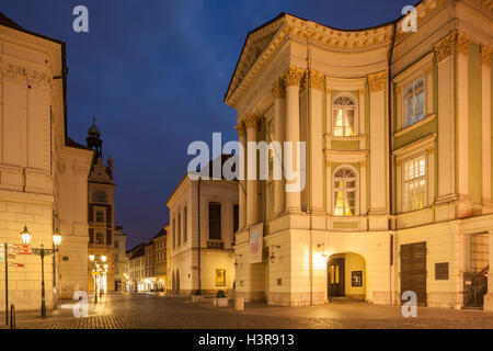 Le théâtre (opéra) dans la vieille ville de Prague avant l'aube. République tchèque. Banque D'Images