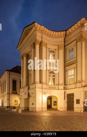 Le théâtre (opéra) dans la vieille ville de Prague avant l'aube. République tchèque. Banque D'Images