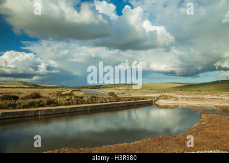 Ciel au-dessus de la spectaculaire Cuckmere Haven dans l'East Sussex, Angleterre. Le Parc National des South Downs. Banque D'Images