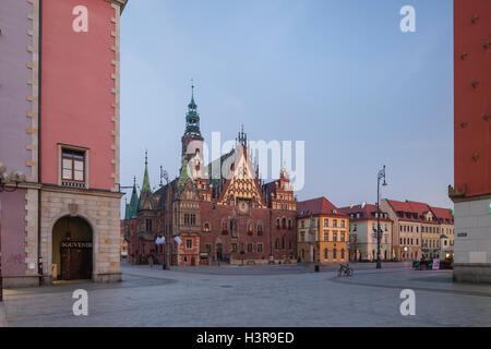 L'aube à place du marché de la vieille ville de Wroclaw, Pologne. Banque D'Images