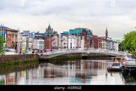 Vue de Dublin avec le Ha'penny Bridge - Irlande Banque D'Images