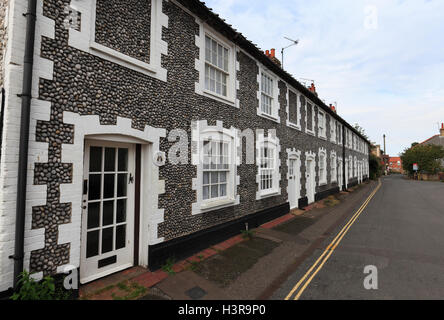 Une rangée de maisons mitoyennes, flint dans Holt, Norfolk, Angleterre. Banque D'Images