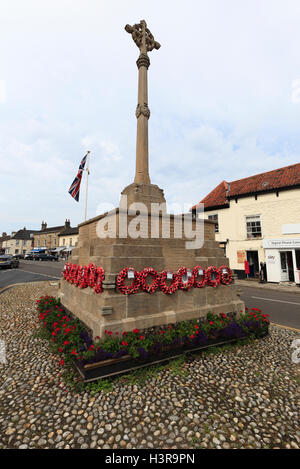 Holt High Street et War Memorial. Banque D'Images