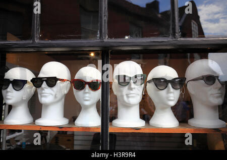 Lunettes affichée sur mannequin polystyrène chefs dans une vitrine. Banque D'Images