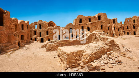 Le Sahara nord traditionnel berbère fortifié Ksar El Mguebl et sa boue adobe ghorfas, près de silos à Tataouine, Tunisie Banque D'Images