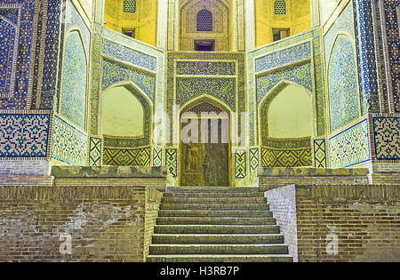 L'escalier mène à la madrasa Mir-i Arab, entrée richement décorée en style ouzbek, Boukhara, Ouzbékistan. Banque D'Images