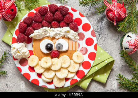 Santa crêpes au petit-déjeuner enfant de framboise Banque D'Images